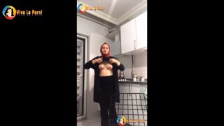 Evli Türbanlı Kaşar Canlı Yayında Memelerini Gösteriyor